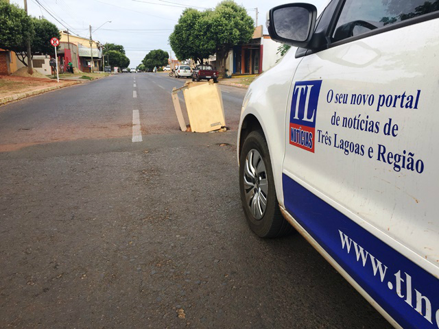 Como forma de protesto, moradores colocam “tanquinho” em buraco para sinalizar a via 