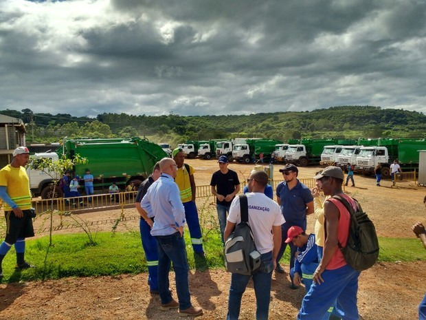 Coletores de lixo de Londrina param atividades por falta de uniforme