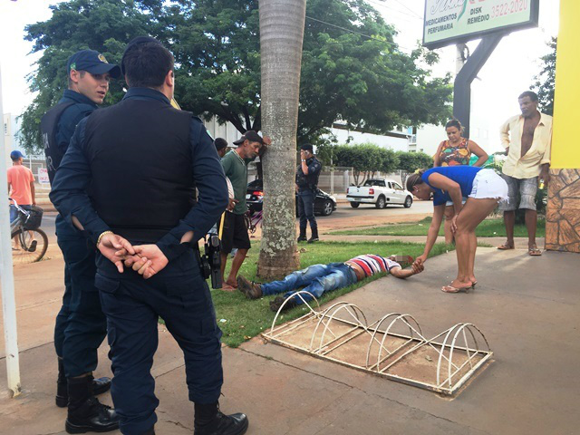 “Bebum” cai em via pública e ao ser atendido, nega socorro do SAMU 