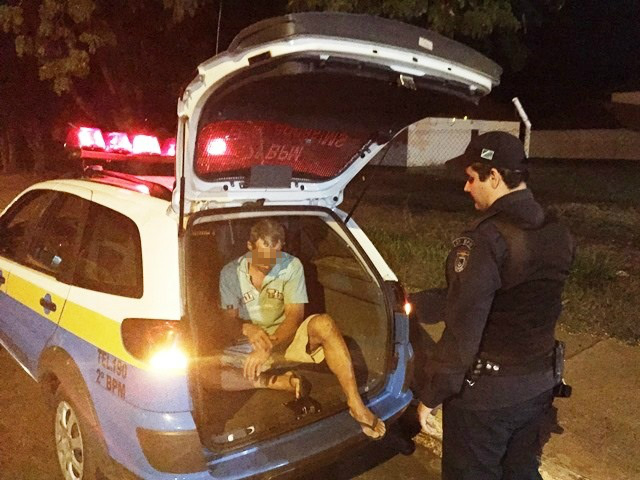 Após beber todas vendo jogo pela TV, motorista sai de bar, bate o carro e acaba preso Após beber todas vendo jogo pela TV, motorista sai de bar, bate o carro e acaba preso
