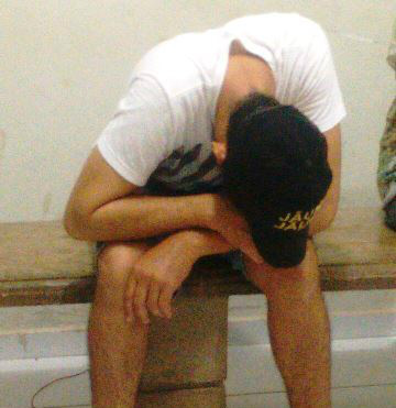 Jovem bebe todas e dorme dentro do carro ao lado do batalhão da Polícia Militar 