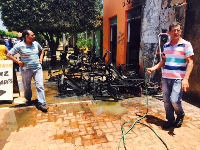 Polícia vai investigar se incêndio em tapeçaria era para atingir ônibus Polícia vai investigar se incêndio em tapeçaria era para atingir ônibus