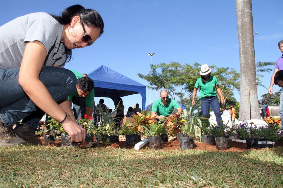 Ação “Áreas Mais Verdes” da Prefeitura planta árvores na Praça Ramez Tebet