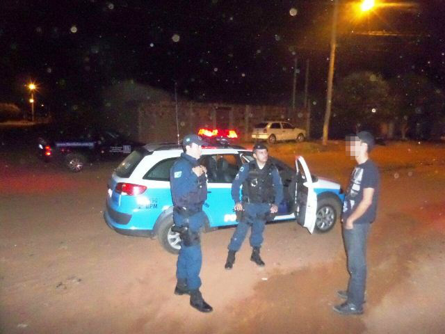 Jovem leva paulada em roubo e ao reagir, percebe disparo de arma de fogo Jovem leva paulada em roubo e ao reagir, percebe disparo de arma de fogo