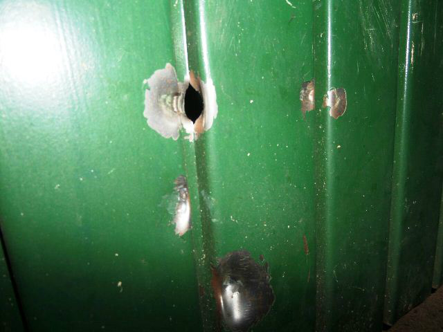 Morador da Vila Piloto sofre atentado ao ter sua casa atingida por disparos de pistola Morador da Vila Piloto sofre atentado ao ter sua casa atingida por disparos de pistola