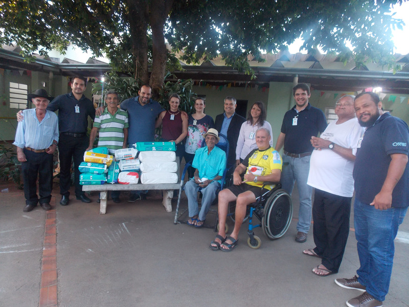 Grupo Gestor do Hospital Auxiliadora entrega fraldas geriátricas ao Lar dos Idosos