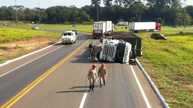 Carreta carregada com bois tomba e atinge veículo na BR-262 Carreta carregada com bois tomba e atinge veículo na BR-262