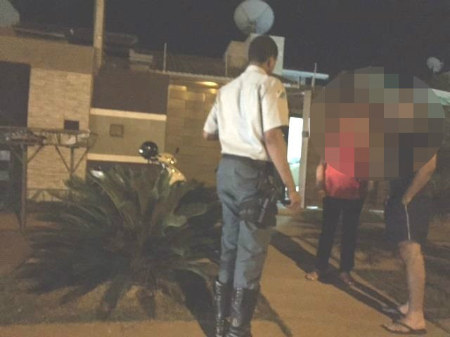 Adultos e crianças são rendidos em assalto; mulher passa mal e vai parar no hospital Adultos e crianças são rendidos em assalto; mulher passa mal e vai parar no hospital