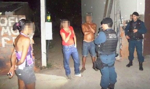 Ao chegar do trabalho mais cedo, mulher “pega” marido em pleno ato sexual com amante Ao chegar do trabalho mais cedo, mulher “pega” marido em pleno ato sexual com amante