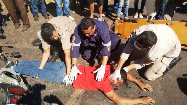 Motociclista fica gravemente ferido ao bater em caminhão pipa 