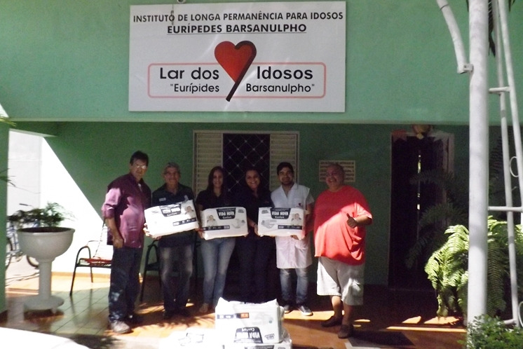 Empresários fazem doações de fraldas no “Lar dos Idosos” em Três Lagoas 
