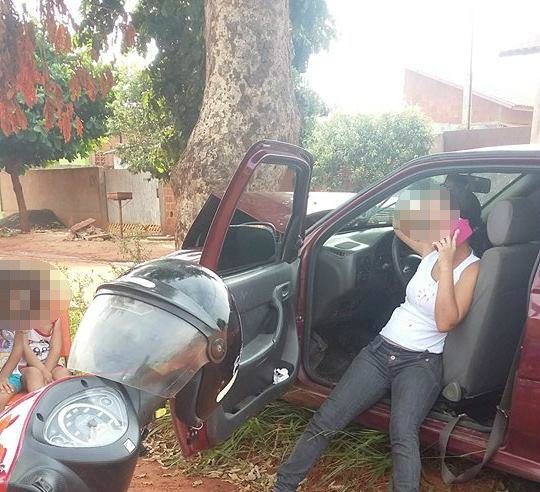 Leitora registra acidente de carro que bateu em árvore no Jardim Carandá 