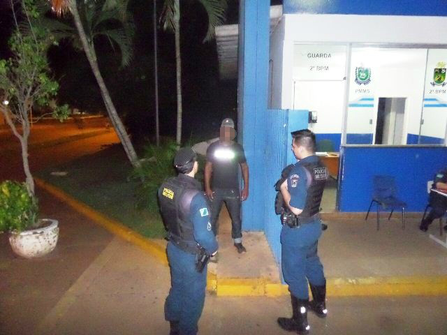 Assaltantes da “moto preta” praticam mais um roubo na madrugada deste sábado Assaltantes da “moto preta” praticam mais um roubo na madrugada deste sábado