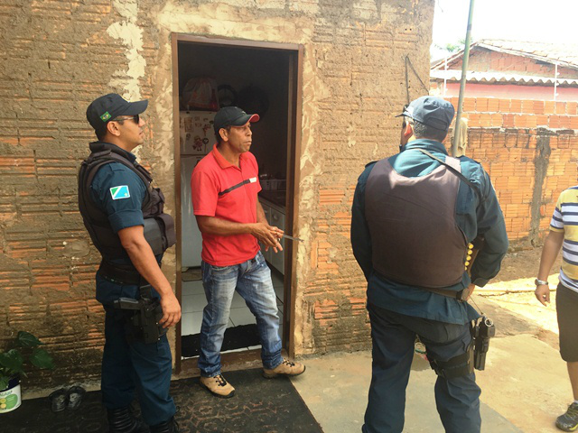 Travestis tentam assaltar morador do bairro Vila Haro que se defende com faca 