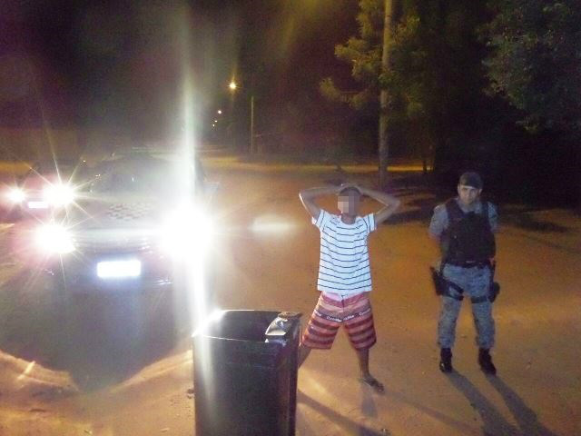 Homem flagrado com “tanquinho” na madrugada diz: “Estou com ele porque separei da esposa 