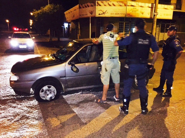 “Largado” da esposa, motorista sai para beber, bate o carro e é preso “Largado” da esposa, motorista sai para beber, bate o carro e é preso