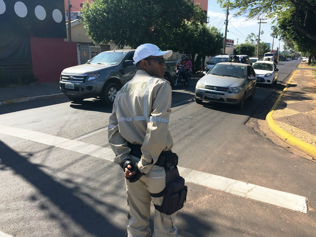 Semutran e Deptran realizam blitz educativa em comemoração a 10ª Semana Municipal de Trânsito 