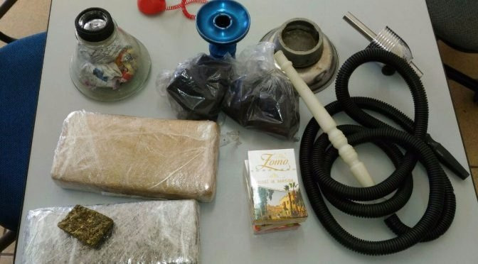 Dupla é presa tentando arremessar maconha e narguilé no presídio Dupla é presa tentando arremessar maconha e narguilé no presídio