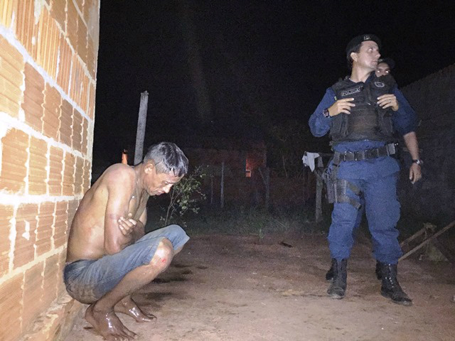 Moradores tiram roupa de ladrão e jogam água em seu corpo para iniciar linchamento Moradores tiram roupa de ladrão e jogam água em seu corpo para iniciar linchamento