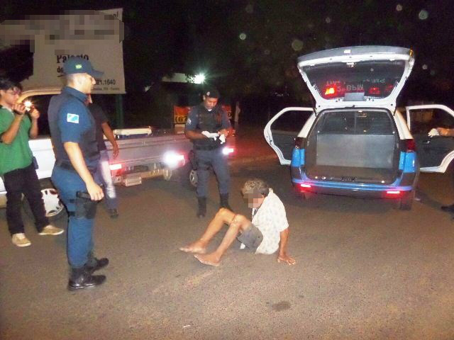 “Bebum” dá trabalho e ainda tenta se jogar na frente de carros em movimentada Avenida do Colinos 
