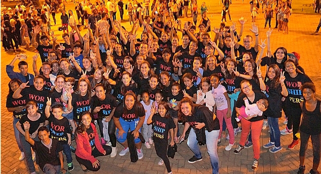 1º flash mob reúne centenas de pessoas na noite desta quarta-feira na praça 1º flash mob reúne centenas de pessoas na noite desta quarta-feira na praça
