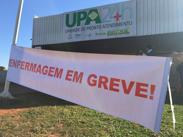 Nariz de palhaço e faixas indicando paralisação marcam a 