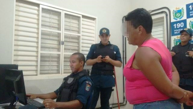 Após beber por mais de 3h, mulher fica bêbada e não paga a conta em bar 
