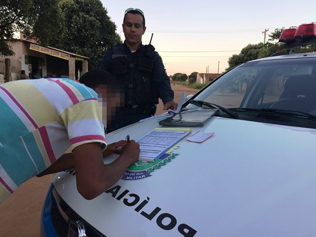 Ao testar o motor da moto, servente se dá mal e têm veículo apreendido no bairro Vila Verde