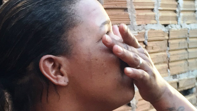 Mãe de quatro filhos que teve casa incendiada pede ajuda para recomeçar sua vida 