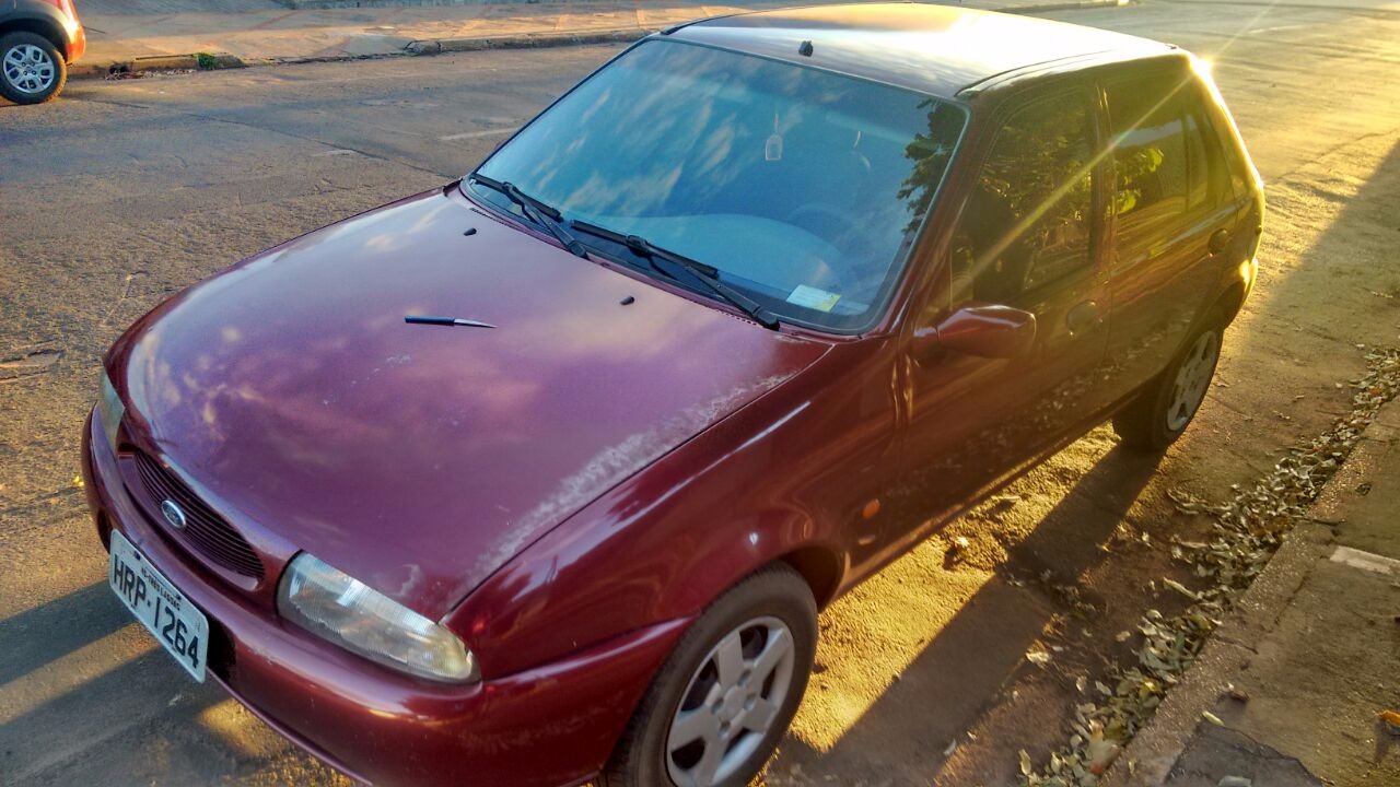 Mulher se joga de carro em movimento para fugir de ameaças com faca de ex