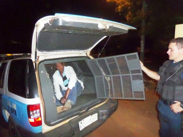  Após ser agredida com tijolo e pedra, marido ameaça esposa com faca 