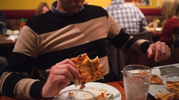 Jovem tenta “sair de fininho” de pizzaria para não pagar conta Jovem tenta “sair de fininho” de pizzaria para não pagar conta