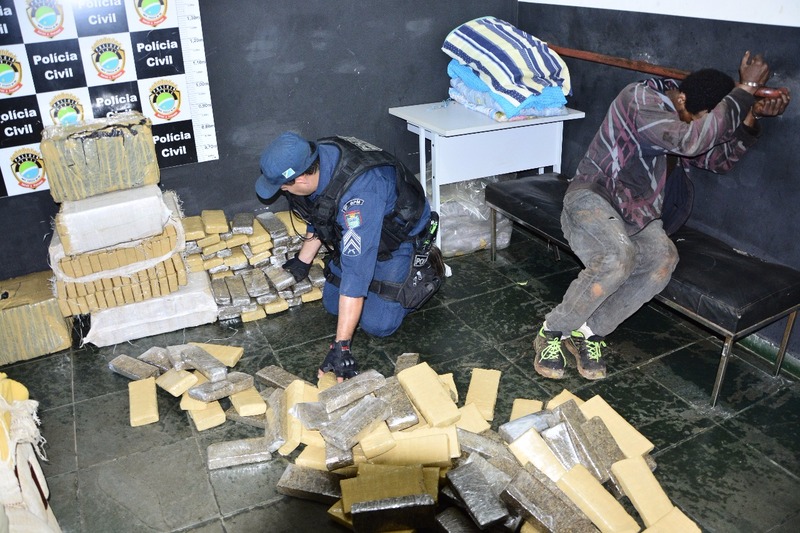 Após perseguição, PM prende homem com mais de 275 kg de maconha Após perseguição, PM prende homem com mais de 275 kg de maconha