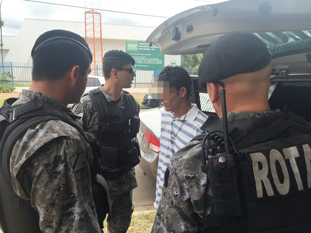 Traficante foge e abandona amigo e esposa com a chegada da ROTAI 