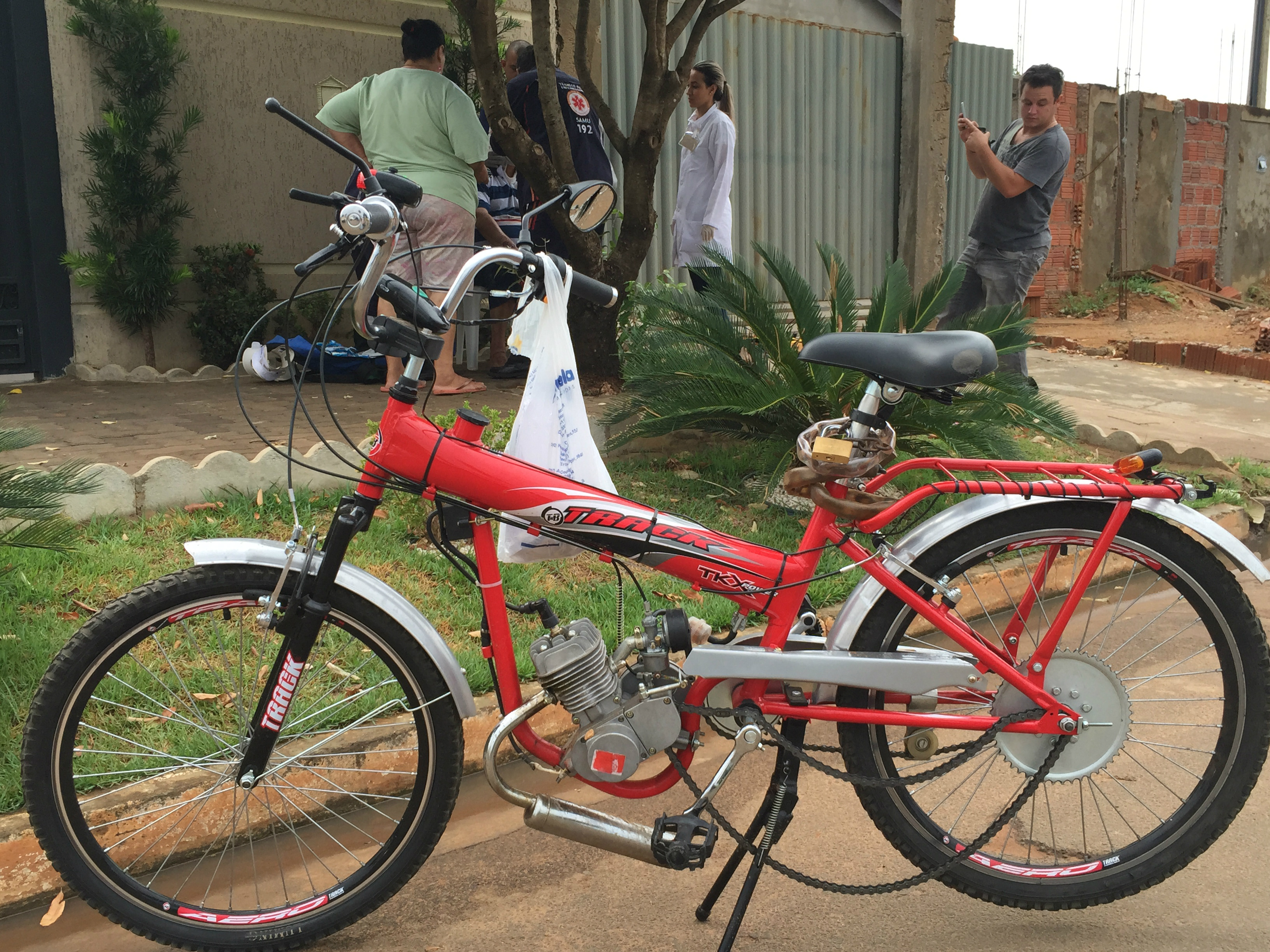 Idoso em bicicleta motorizada é atingido por Van em acidente 