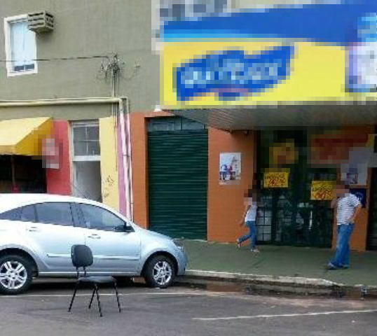 Leitora flagra comerciante “segurando” vaga na área central da cidade Leitora flagra comerciante “segurando” vaga na área central da cidade