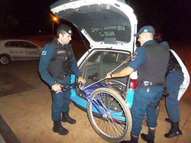 Ao notar a presença da polícia, grupo foge e abandona bicicletas Ao notar a presença da polícia, grupo foge e abandona bicicletas