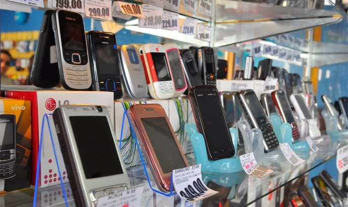 Ladrões furtam loja de aparelhos celulares na madrugada Ladrões furtam loja de aparelhos celulares na madrugada