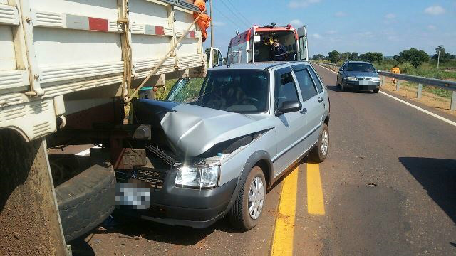 Durante obras do DNIT em rodovia, motorista não percebe trânsito parado e causa engavetamento 