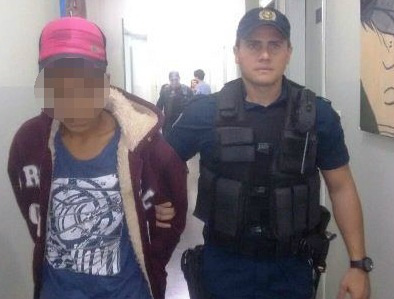  Revoltados, alunos de escola dão “corretivo” em ladrão que agiu dentro da unidade 