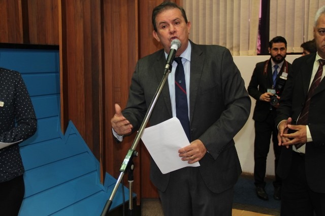 Eduardo Rocha apresenta Moção de Pesar a família de Fernando Milan e todos assinam