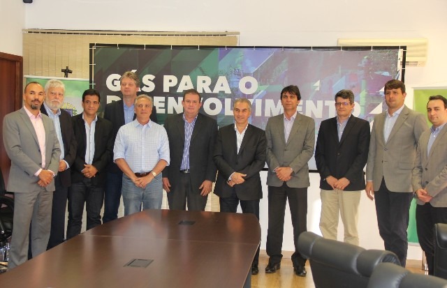 Deputado Eduardo Rocha representa AL em assinatura de parceria entre Governo e Fibria