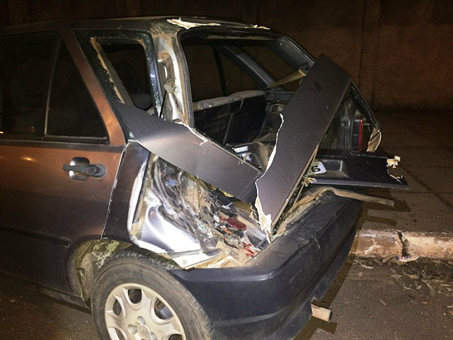 Fiat Tipo atingido por caminhão baú fica destruído 