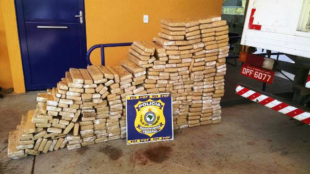 Caminhão com 458 Kg de maconha é interceptado pela PRF de Três Lagoas Caminhão com 458 Kg de maconha é interceptado pela PRF de Três Lagoas