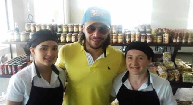 Cantor Mariano, da dupla com Munhoz, almoça em churrascaria em Três Lagoas