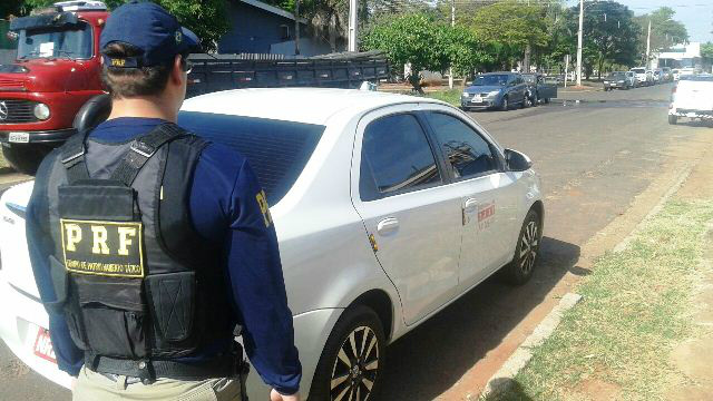 Pedreiro é preso com CNH falsa; amigo que foi tirar seu carro acaba preso pelo mesmo crime Pedreiro é preso com CNH falsa; amigo que foi tirar seu carro acaba preso pelo mesmo crime