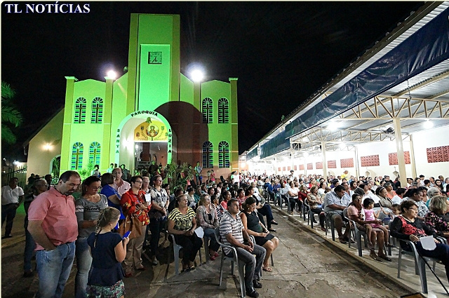 Paróquia Santa Luzia fica lotada de fiéis que participaram de missa campal 