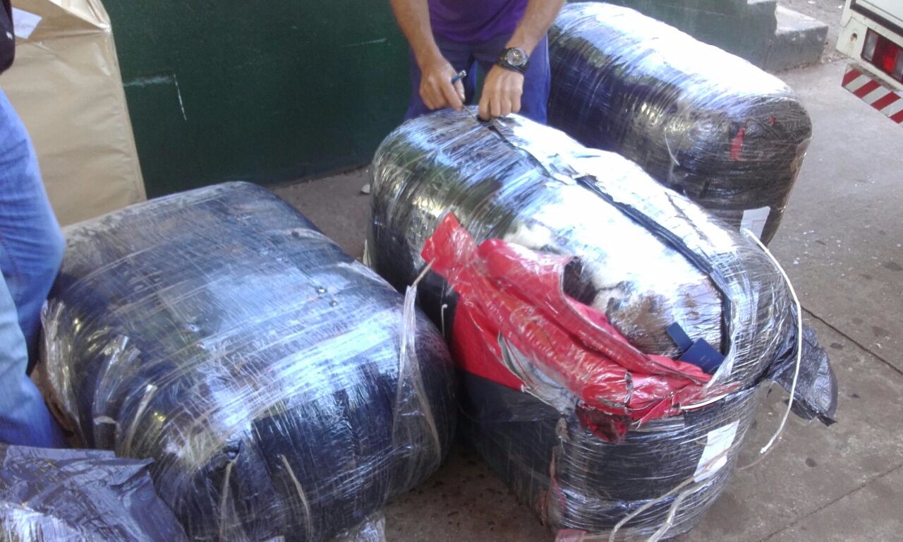 Fiscais da divisa de MS e SP encontram 291kg de maconha em fardos de cobertores Fiscais da divisa de MS e SP encontram 291kg de maconha em fardos de cobertores