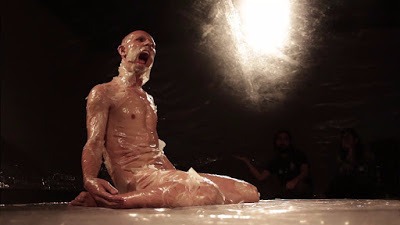 PM prende artista que ficou pelado na rua e governo pede desculpas