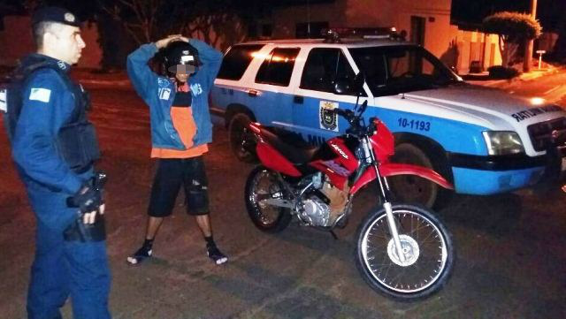 Estudante que fugiu da polícia na madrugada delata “boca de fumo” Estudante que fugiu da polícia na madrugada delata “boca de fumo”